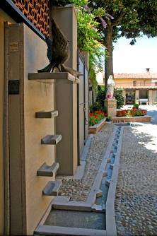 Cortile della Casa di S.Francesca Cabrini: fontana che ripercorre, nel lento scorrere dell’acqua, le tappe principali della sua vita e della sua missione