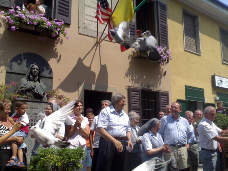 volo colombe davanti alla Casa di S.Francesca Cabrini